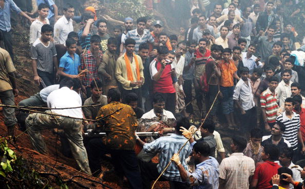 Разбился пассажирский самолет в Индии: 165 человек погибли, 8 выжили. Фоторепортаж