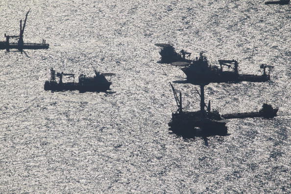 Купол для предотвращения утечки нефти в Мексиканском заливе поднят со дна, специалисты ищут новые способы. Фоторепортаж