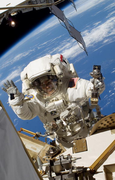 Астронавты «Атлантиса» вышли в открытый космос. Фоторепортаж