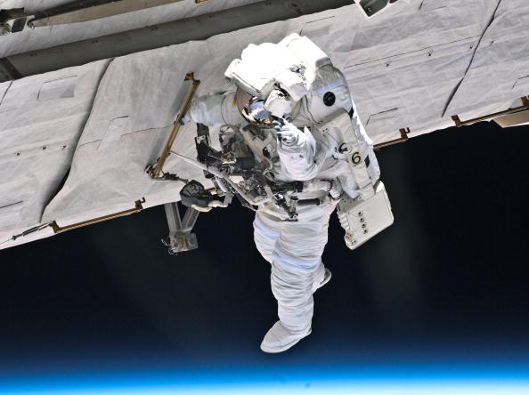 Астронавты «Атлантиса» вышли в открытый космос. Фоторепортаж