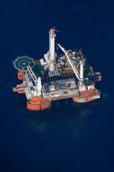 Купол для откачки нефти из поврежденной скважины погружен на дно Мексиканского залива. Фоторепортаж