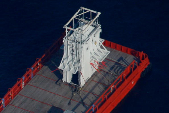 Купол для откачки нефти из поврежденной скважины погружен на дно Мексиканского залива. Фоторепортаж