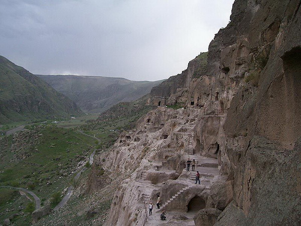 Пещерный город Вардзиа  в Грузии. Фото с сайта animalworld.com.ua
