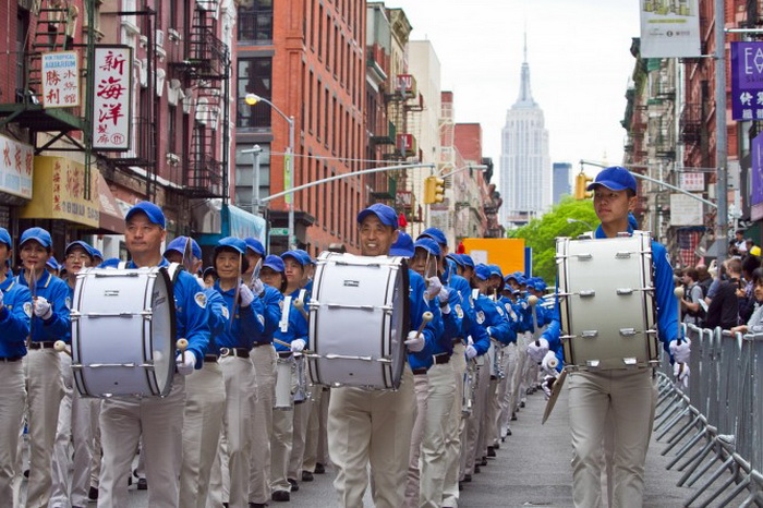 Грандиозный парад в Нью-Йорке представляет Фалунь Дафа