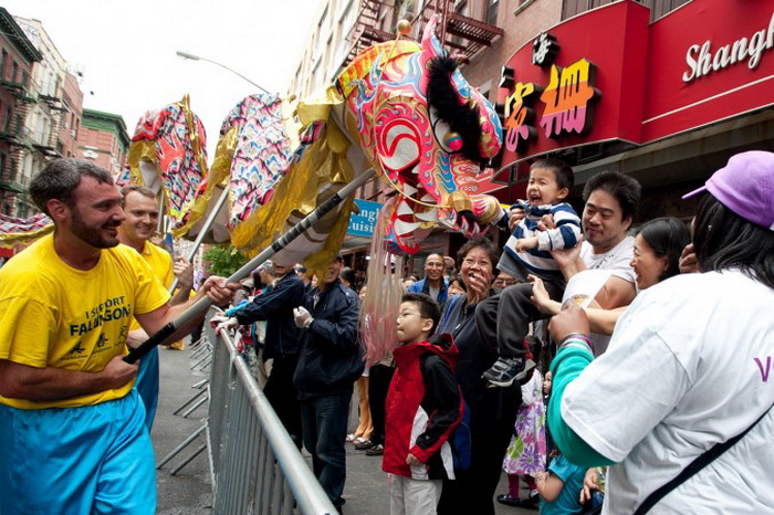 Грандиозный парад в Нью-Йорке представляет Фалунь Дафа