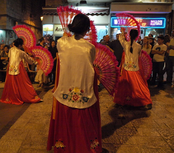Танец с веерами на вечерних улицах Иерусалима