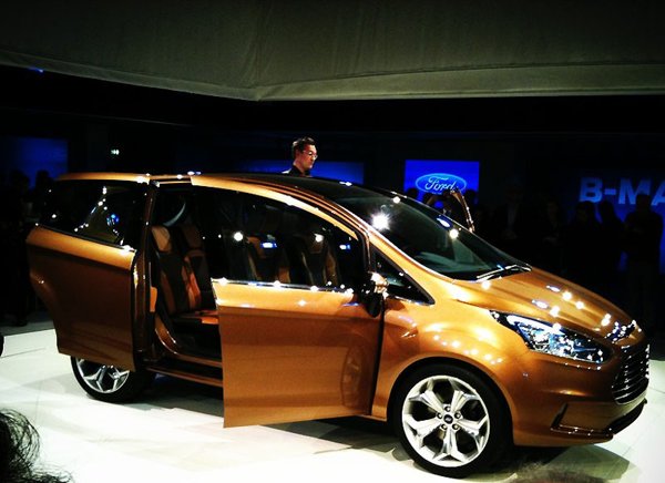 Автосалон в Женеве-2011. Компания Ford продемонстрировала B-Max, который оснащен трехцилиндровым 1,0-литровым двигателем EcoBoost с турбонаддувом и непосредственным впрыском бензина. Уровень выбросов СО2 автомобиля составляет менее 100 грамм на километр. Фото: bigpicture.ru