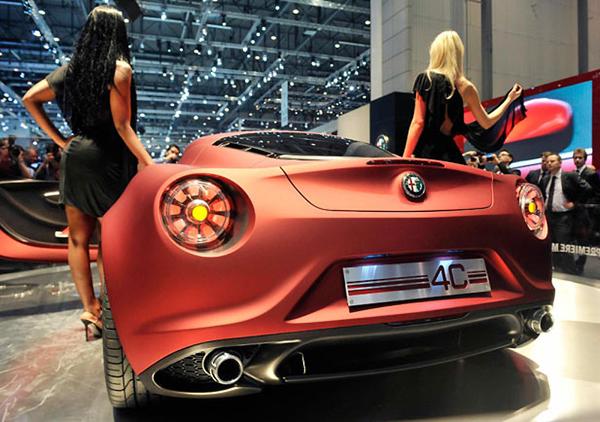 Автосалон в Женеве-2011. Модели демонстрируют новый автомобиль Alfa Romeo 4C. Фото: bigpicture.ru