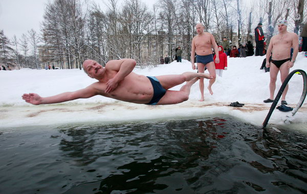 Зимой не до скуки. Ныряющий в ледяные воды мужчина в Санкт-Петербурге 30 января при температуре около -3 градусов по Цельсию. Фото: AP Photo/Dmitry Lovetsky