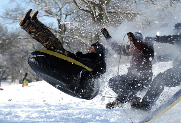 Зимой не до скуки. Мэтт Эверидж, Кэмден Ярвис и Кристиан Тракселл забавляются в снегу в Уэйнсборо, штат Вирджиния, 27 января. Фото: AP Photo/The News Leader/Mike Tripp