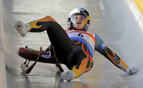 Зимой не до скуки. Американка Эмили Суини упала с саней на Чемпионате мира в Оберхофе, Германия, 16 января. Фото: AP Photo/Jens Meyer