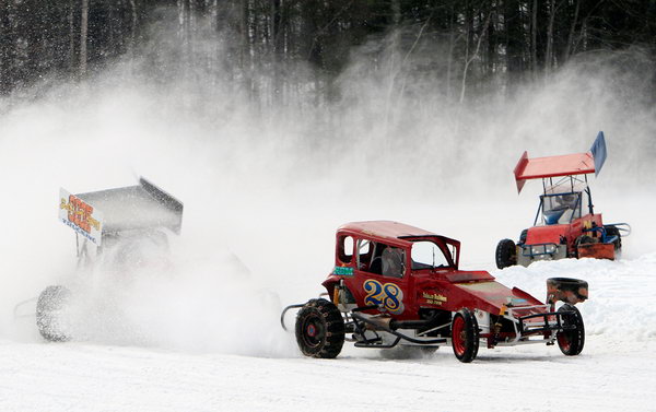 Зимой не до скуки. Рик Мартел обогнал Мэтта Тэйлора и Фреда Фекту из-за поворота во время гонок по снегу в Берри Понд 29 января в Малтонборо, штат Нью-Хэмпшир. Фото: AP Photo/Jim Cole