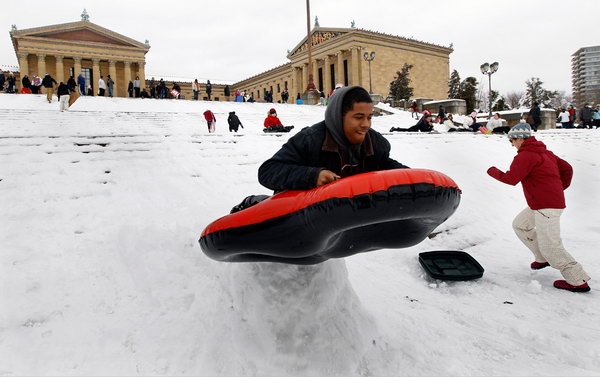 Зимой не до скуки. 17-летний Джош Граймс катится со ступенек Музея искусств в Филадельфии 27 января. Фото: AP Photo/Matt Rourke