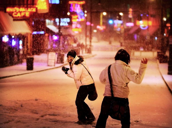 Зимой не до скуки. Саманта Шрам (слева) пытается уклониться от снежка своей сестры Сидни в Мемфисе, штат Теннеси. Фото: AP Photo/The Commercial Appeal/Jim Weber
