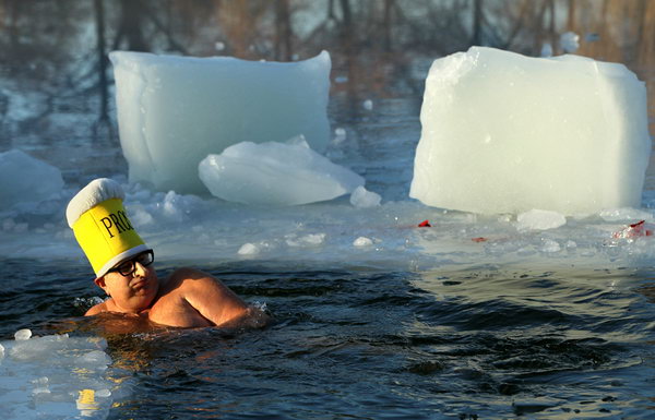 Зимой не до скуки. Морж в ледяных водах озера Оранкезе на 27-ом ежегодном «Заплыве моржей» в Берлине 8 января. Участники заявляют, что купание в ледяной воде хорошо сказывается на артикуляции крови в организме. Фото: Sean Gallup/Getty Images
