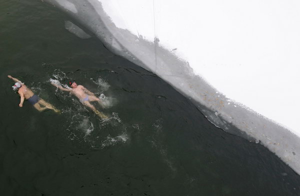 Зимой не до скуки. Моржи в частично замерзшем пруду в Чанчжи 3 января. Фото: sportpicture.ru