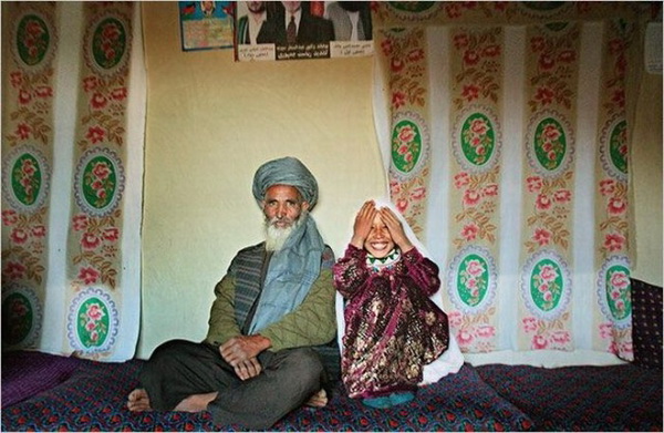 12-летная девочка вместе со своим  55-летним мужем, у него  уже есть одна жена и 4 детей. Фото: blog.sohu.com