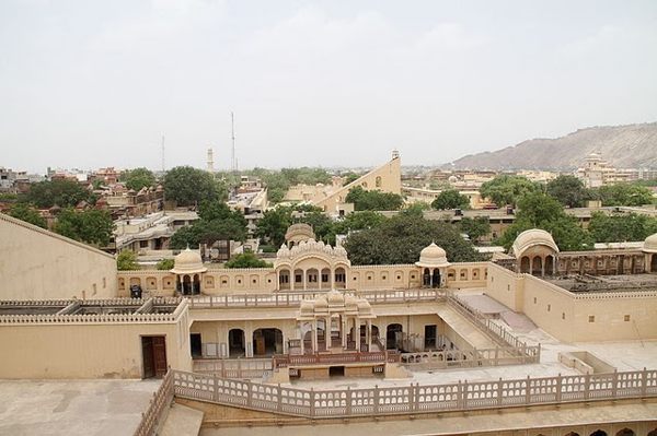 Индия. Хава Махал. Вид с крыши дворца на обсерваторию и дворец. Фото: fotogeog.blogspot.com