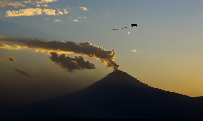 Извержение вулкана. Фото: Ronaldo Schemidt/AFP/Getty Images