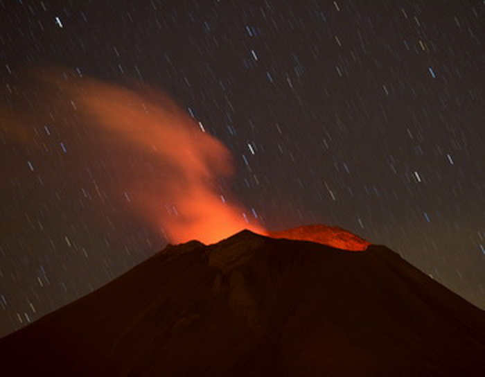 Землетрясения и вулканы могут опустошить целые регионы. Вулкан в Мексике. Фото: AFP/Getty Images 