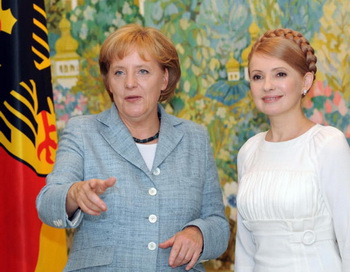  Ангела Меркель во время визита в Украину в 2008 году. Фото: SERGEI SUPINSKY/AFP/Getty Images)