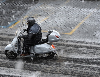 Водителей скутеров обязуют получать водительские права. Фото: Gabriel Bouys/Getty Images