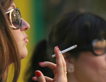 Курение в общественных местах. Фото РИА Новости