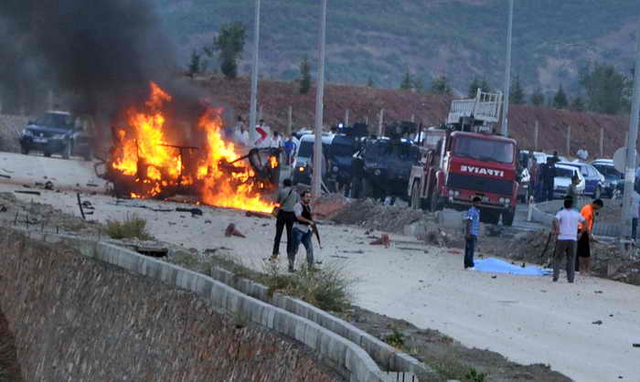 Турция. Автомобиль горит в центре Тунджели. Фото: AFP/Getty Images