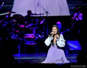 Певица Елена Ваенга прервала гастроли из-за потери голоса