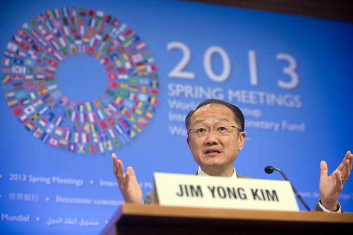 Президент  Всемирного банка Джим Ен Ким выступает на пресс-брифинге в штаб-квартире МВФ в Вашингтоне. Фото: SAUL LOEB/AFP/Getty Images 