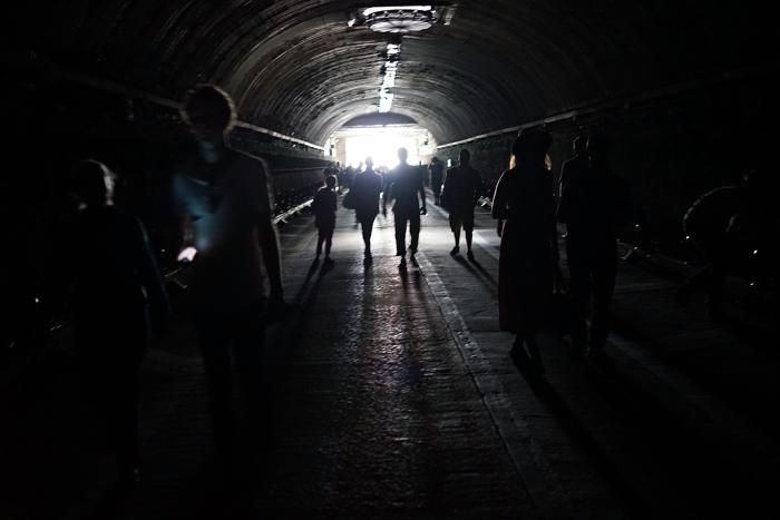 Интерактивная выставка «День» впервые открылась в нью-йоркском тоннеле