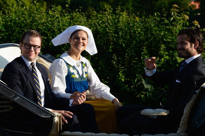 Королевская семья Швеции в преддверии свадьбы отпраздновала Национальный день страны