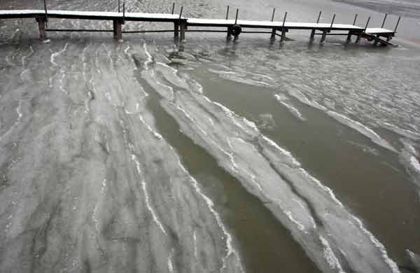 Водоемы в Германии покрылись льдом. Фото: Sean Gallup/Getty Images