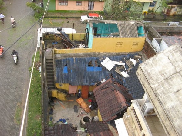 Мощный циклон обрушился на юго-восточное побережье Индии. Фоторепортаж из Пондичери