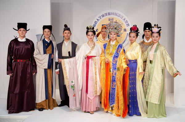 Модели, победившие в конкурсе одежды Хань, проводимом NTD TV. Фото: Дай Бин/Великая Эпоха