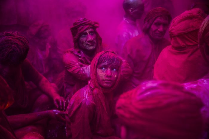 Фестиваль красок Холи празднуют в Индии