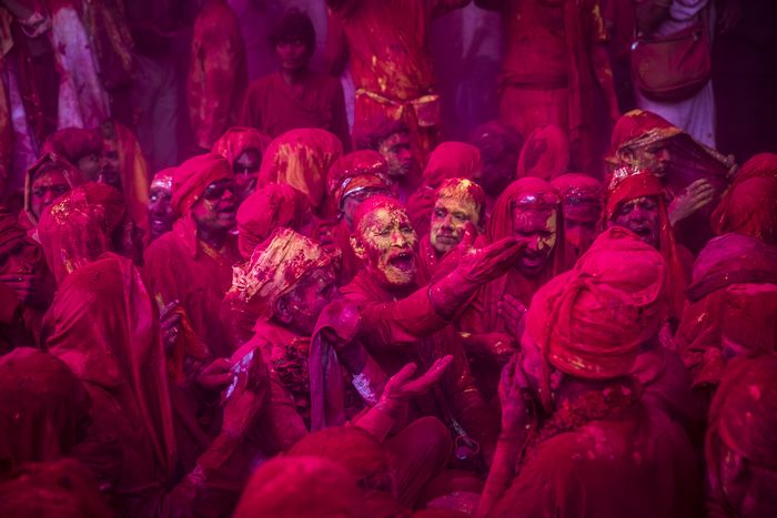 Фестиваль красок Холи празднуют в Индии