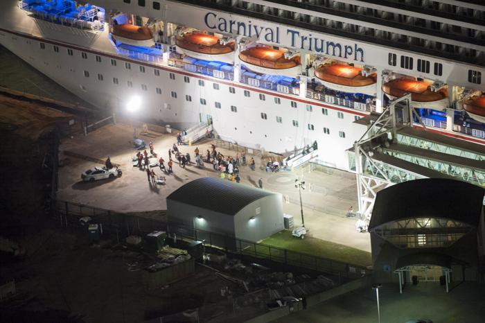 Пассажиров круизного лайнера Carnival Triumph спасли