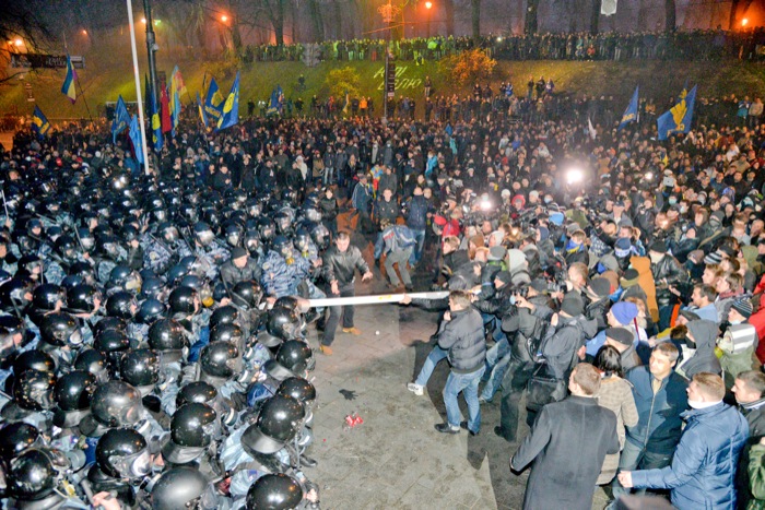 Украину охватили массовые протесты из-за решения правительства заморозить переговоры о вступлении в Евросоюз