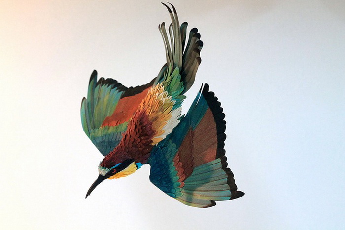Удивительные композиции из бумаги: красочные птицы и призрачные замки