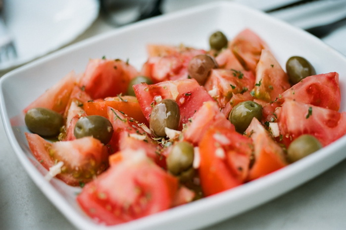 Cалат из помидоров с оливками. фото: Jun Yin Tan/flickr.com