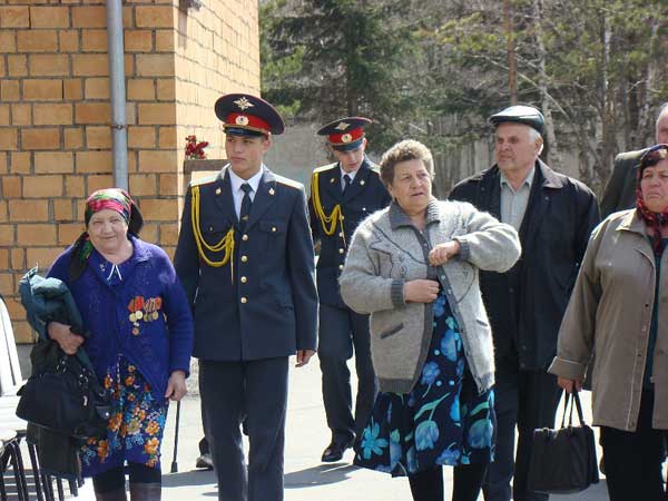 Встреча курсантами прибывших на праздник ветеранов-красноярцев. Фото: Александр Куликовский