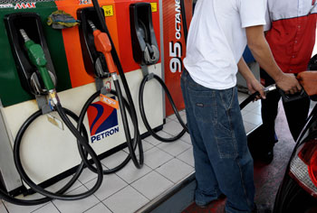Стоимость бензина. Фото:JAY DIRECTO/Getty Images 