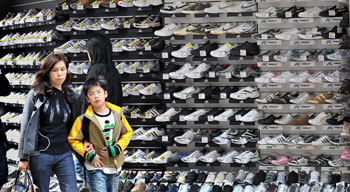 Ядовитые товары из Китая. Фото: MIKE CLARKE/Getty Images 