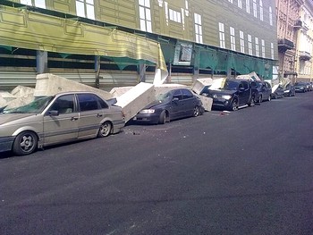 В центре Петербурга завалило несколько машин. Фото Натальи Филипповой