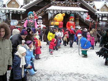 Семейный праздник в зимней деревне