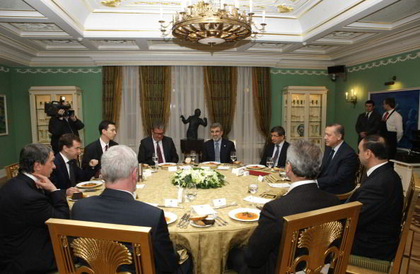 Дмитрий  Медведев провел в Кремле переговоры с премьер-министром Турции. Фото: ALEXANDER NEMENOV/VLADIMIR RODIONOV/AFP/Getty Images