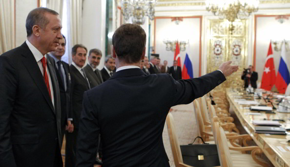 Дмитрий  Медведев провел в Кремле переговоры с премьер-министром Турции. Фото: ALEXANDER NEMENOV/VLADIMIR RODIONOV/AFP/Getty Images