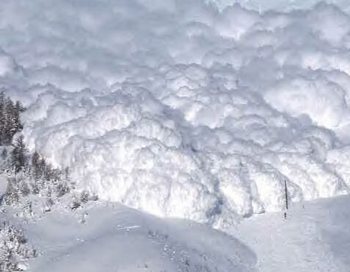 Транскавказскую магистраль перекрыли снежные лавины. Фото с сайта  yuga.ru