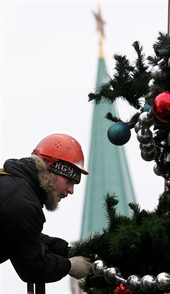 В Кремле установлена общероссийская новогодняя елка